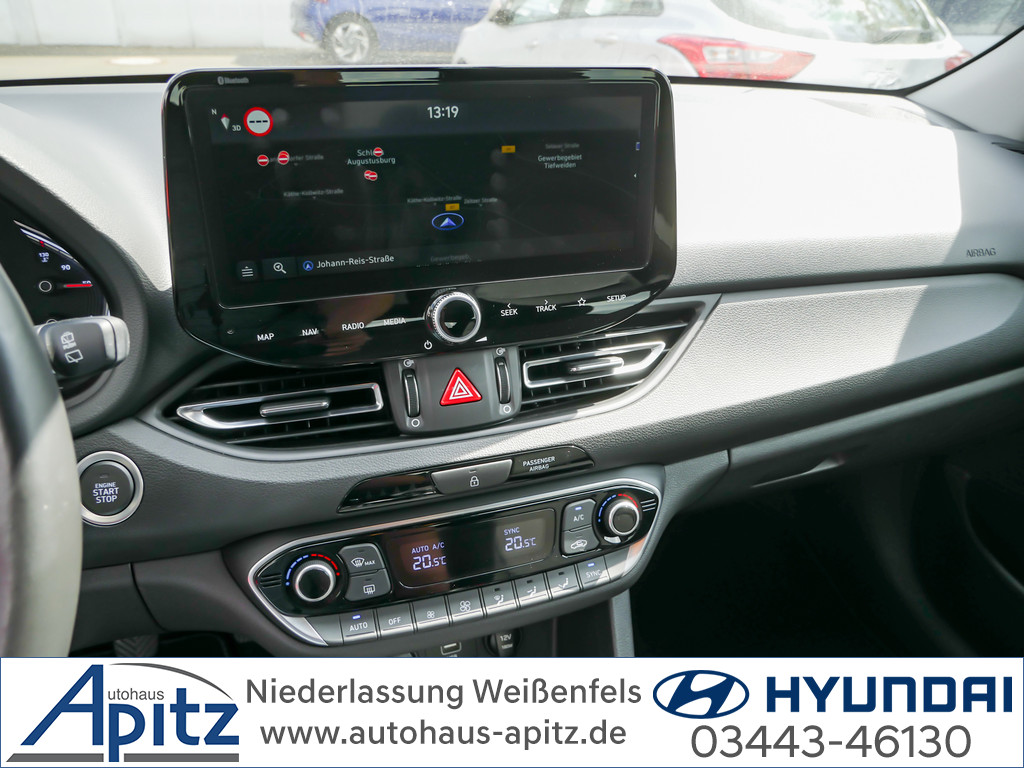 Hyundai i30 Hatchback 1.0 T-GDI 120 PS DCT CARPLAY/SHZ/5-TÜRIG/ALU  Gebrauchtfahrzeug Benzin Automatik Frontantrieb 5 Phantom Black